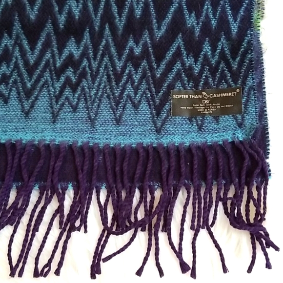 Softer Than Cashmere? D&Y Aztec tribal desig Scarf - Picture 9 of 12